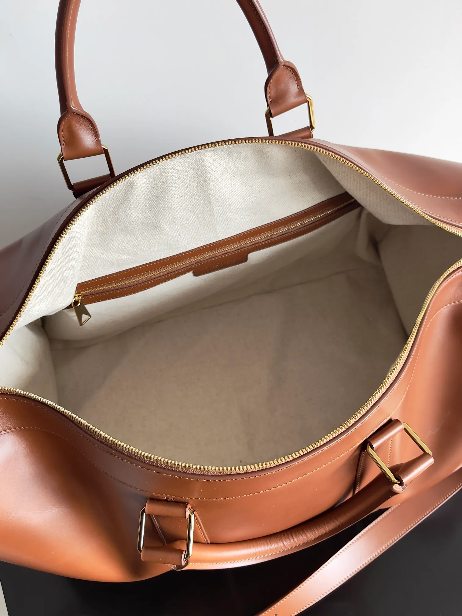 Batch 3240 Bottega Veneta's new travel bag is a super retro glossy leather travel bag with leather piping of the same color, equipped with handles and shoulder straps of the same color, double zipper closure, classic design, simple and elegant, the leather is soft and durable, and it adds a unique texture as time goes by. In terms of capacity, it can fully meet daily needs, and its practicality is perfect💯. Carrying it on your back will always turn heads when you go out. Style number: 795287 (650066) Size: 55*29*24cm